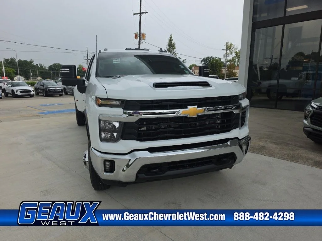 Used 2025 White Chevrolet LT image 2