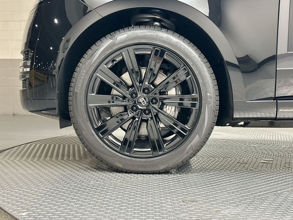 New 2027 Santorini Black Land Rover SE image 5