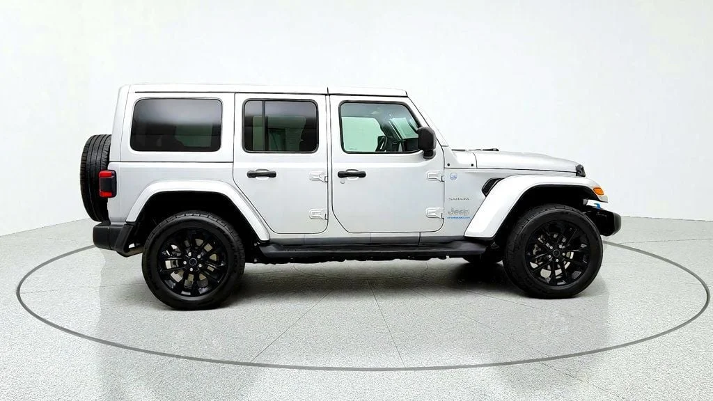 Used 2024 Silver Zynith Clearcoat Jeep Sahara 4x4 image 4