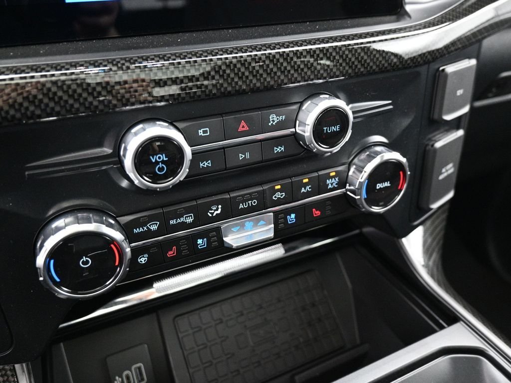 New 2025 Iconic Silver Metallic Ford Lariat image 17
