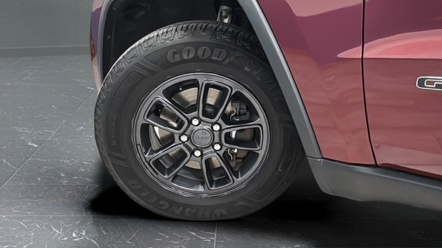 Used 2019 Velvet Red Pearlcoat Jeep Laredo E image 30