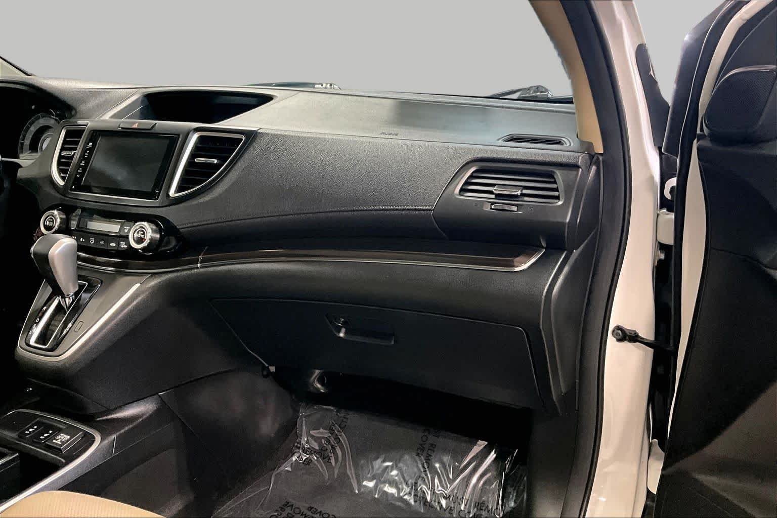 Used 2016 Alabaster Silver Metallic Honda Touring image 18