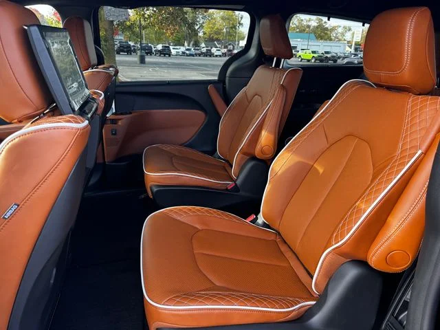 New 2026 Diamond Black Crystal Pearl-Coat Exterior Paint Chrysler Pinnacle image 23