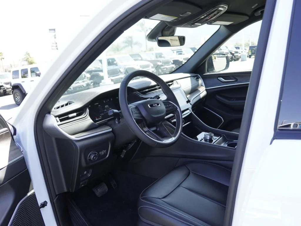 New 2026 Bright White Clear-Coat Exterior Paint Jeep Limited image 18