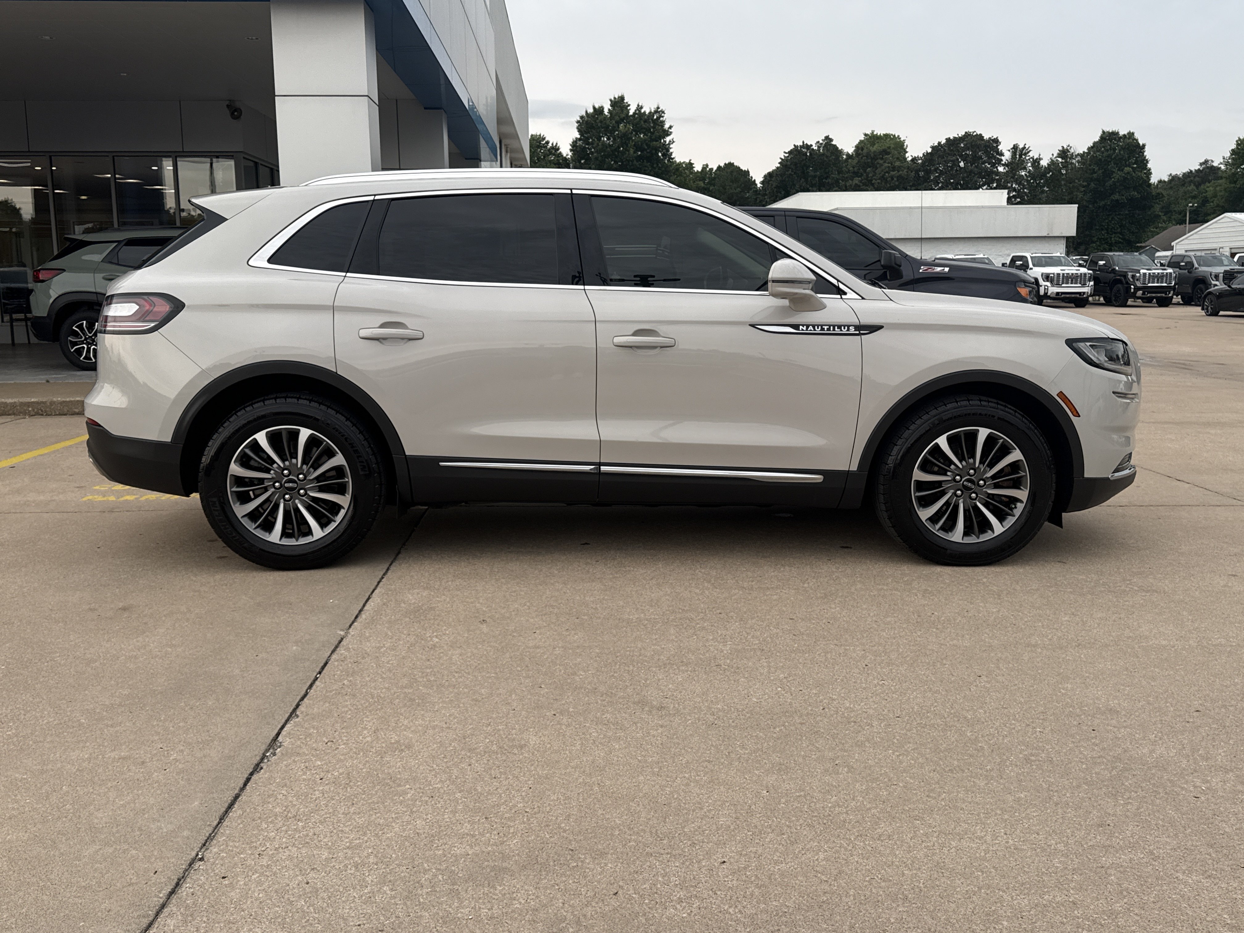 Used 2022 Silver Lincoln Standard image 2
