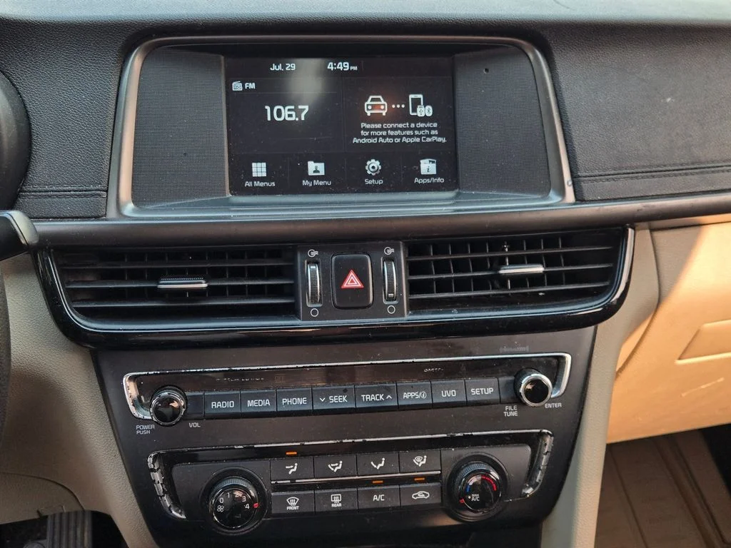 Used 2018 White Kia LX image 25