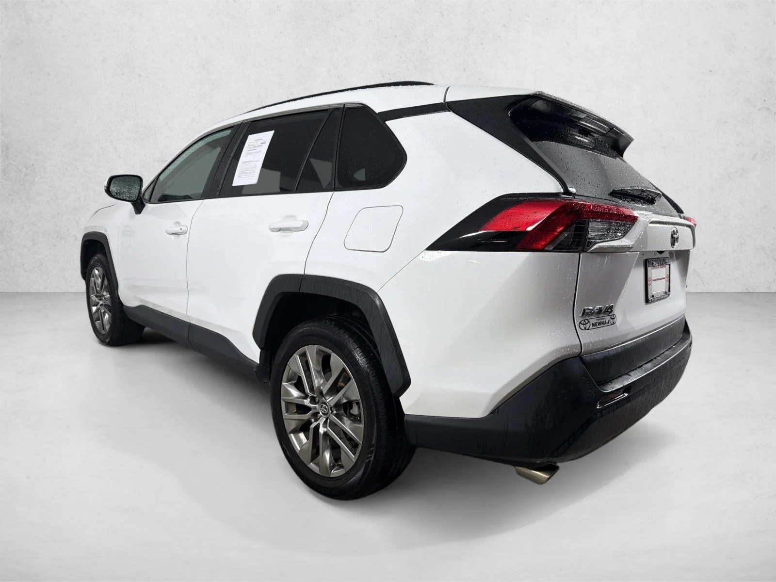 Used 2020 White Toyota XLE Premium image 6