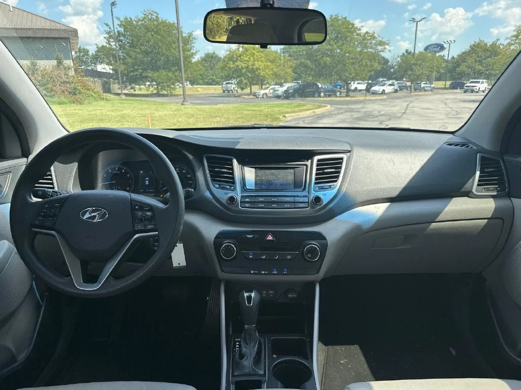 Used 2016 Gray Hyundai SE image 4