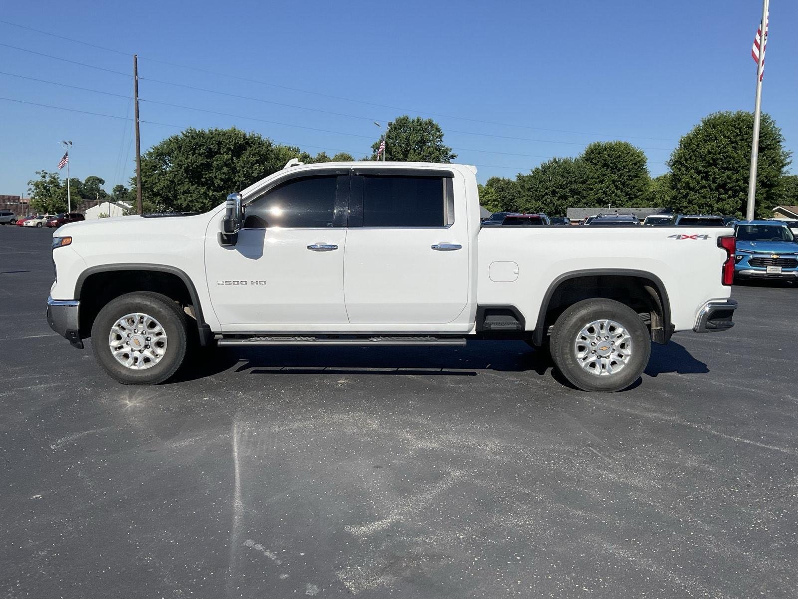 Used 2024  CHEVROLET TRUCK image 4