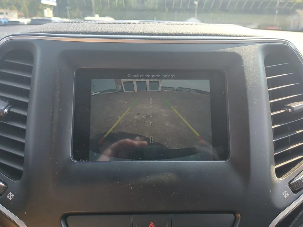 Used 2019 White Jeep Latitude image 25