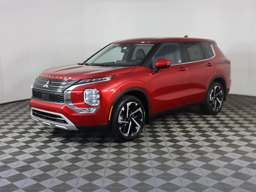 Used 2024 Red Mitsubishi SE image 9