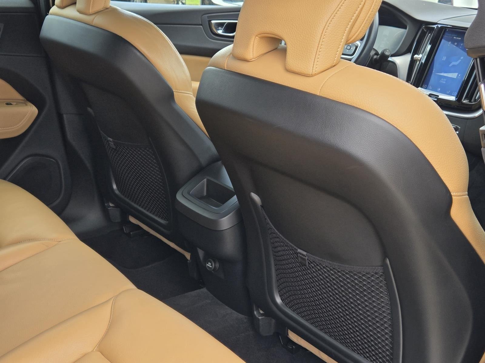 Used 2020 Ice White Volvo Momentum image 39