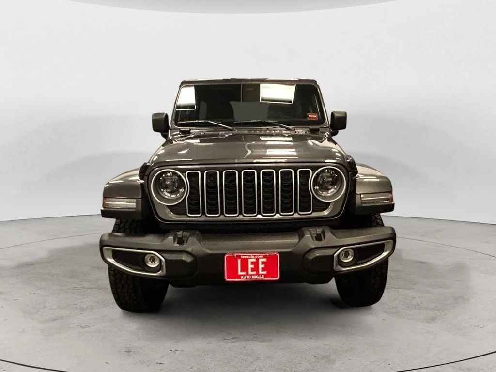 Used 2025 Crystal Metallic Jeep Sahara image 8