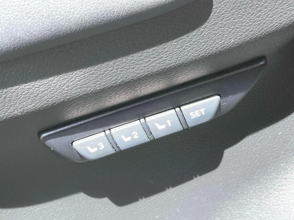 Used 2021 Eminent White Pearl Lexus  image 34