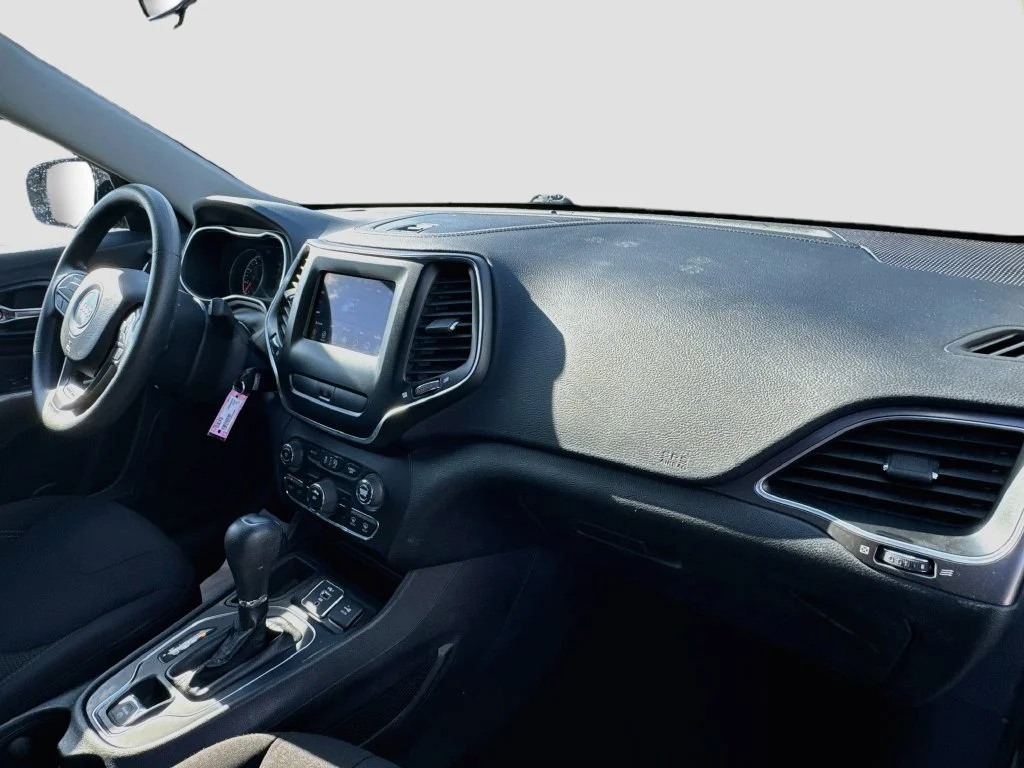 Used 2020 Green Jeep Latitude image 34