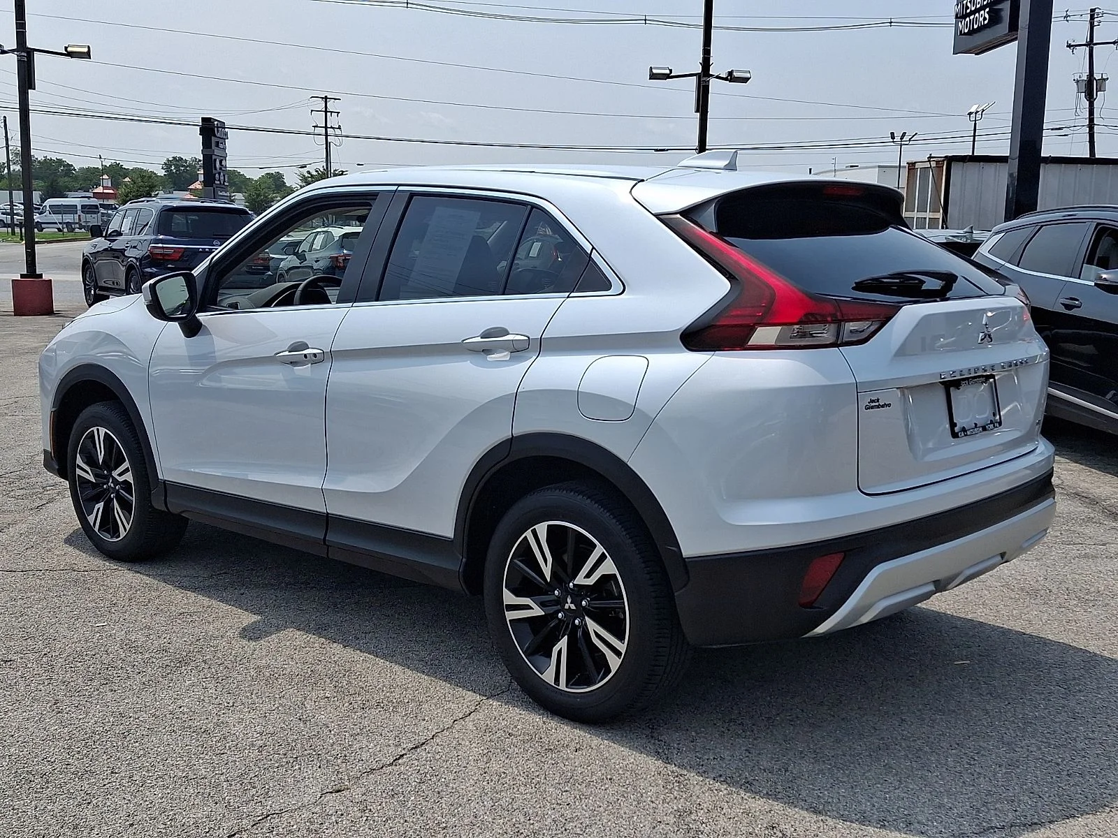 Used 2023 White Mitsubishi SE image 4