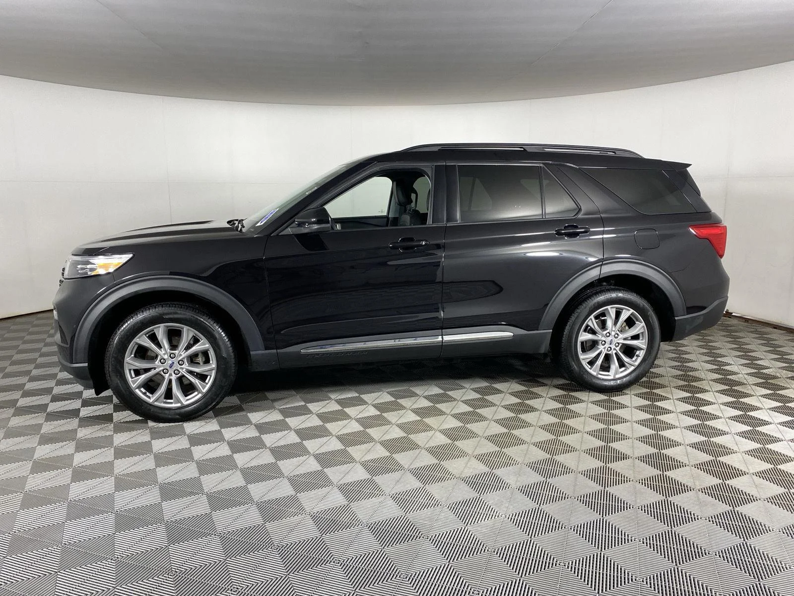 Used 2023 Agate Black Metallic Ford XLT image 7