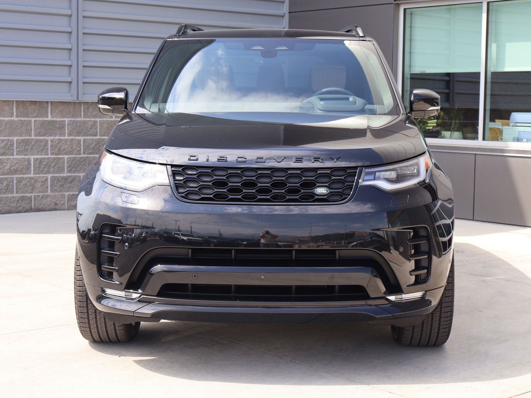New 2026 Santorini Black LAND ROVER Dynamic SE image 2