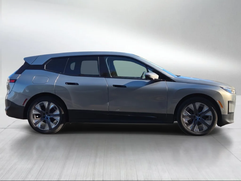 Used 2023 Oxide Gray Metallic BMW xDrive50 image 2