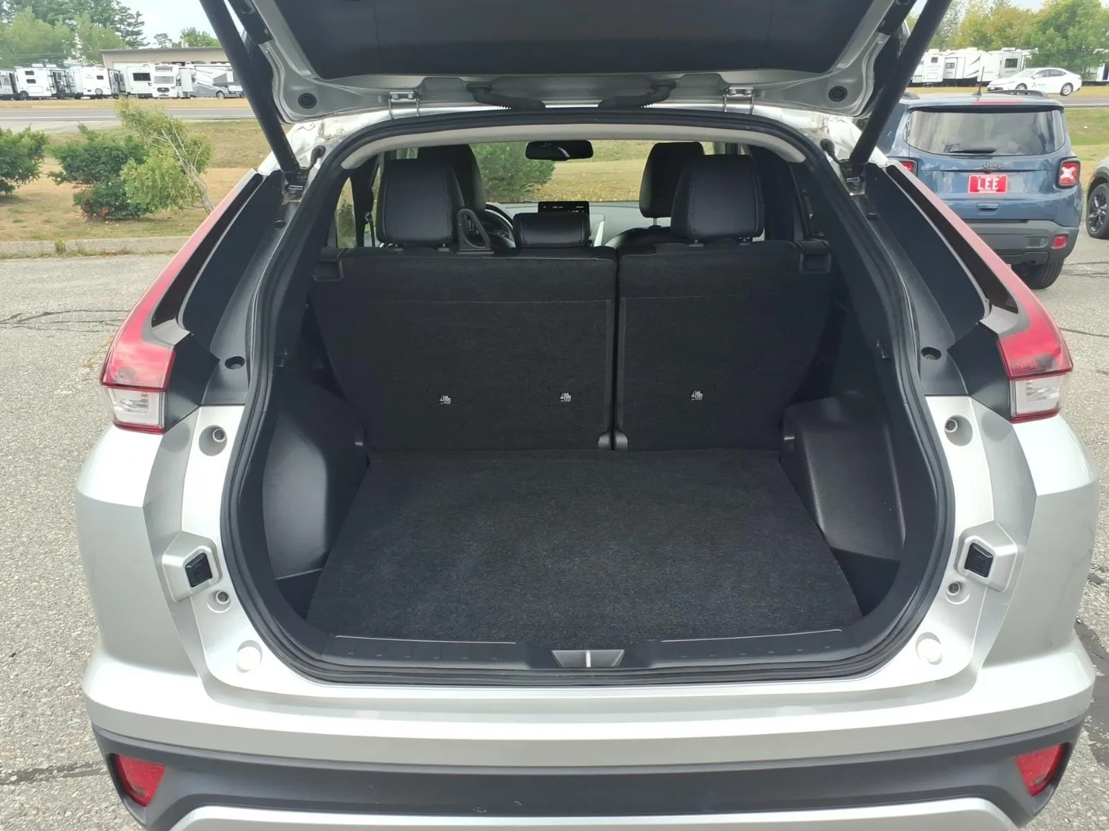 Used 2024 Silver Alloy Mitsubishi SE image 14