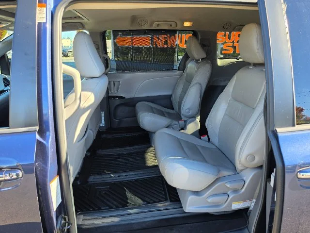 Used 2018 Beige Toyota XLE image 22