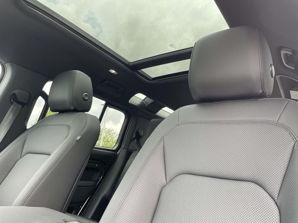 New 2026 Woolstone Green Land Rover X-Dynamic SE image 16