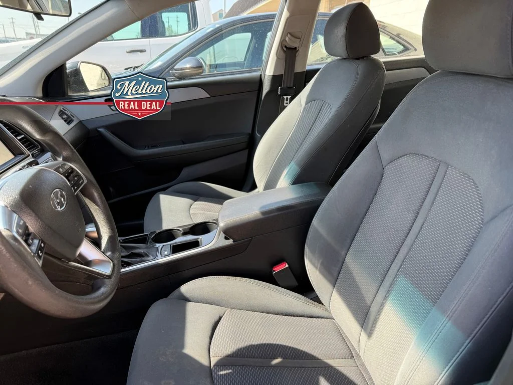Used 2018 Black Hyundai SE image 17