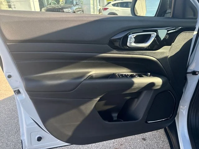 New 2026 White Jeep Latitude image 9