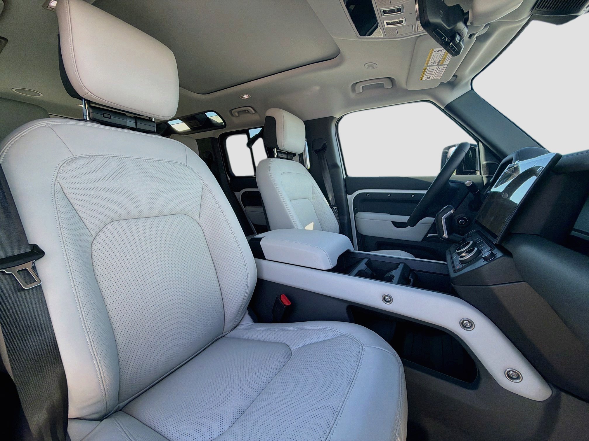 New 2026 Fuji White Land Rover X-Dynamic SE image 14
