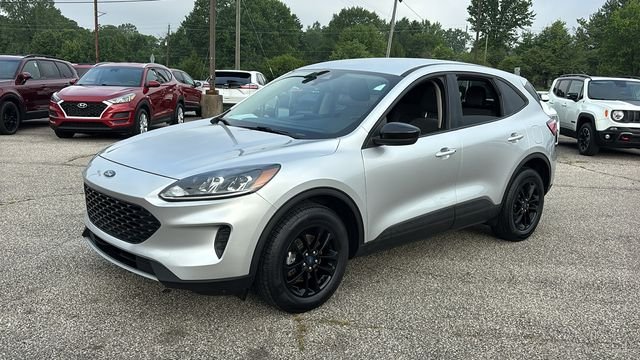 Used 2020 Ford Escape SE with VIN 1FMCU9BZ2LUB77806 for sale in Delaware, OH