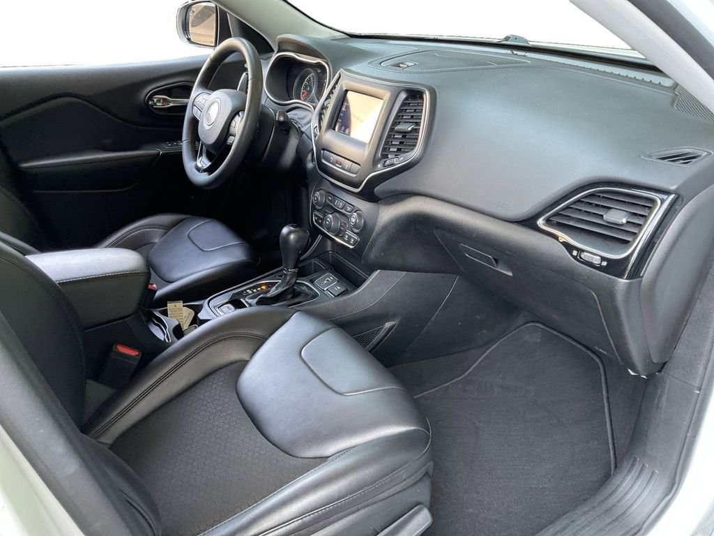 Used 2021 White Jeep Latitude Plus image 30