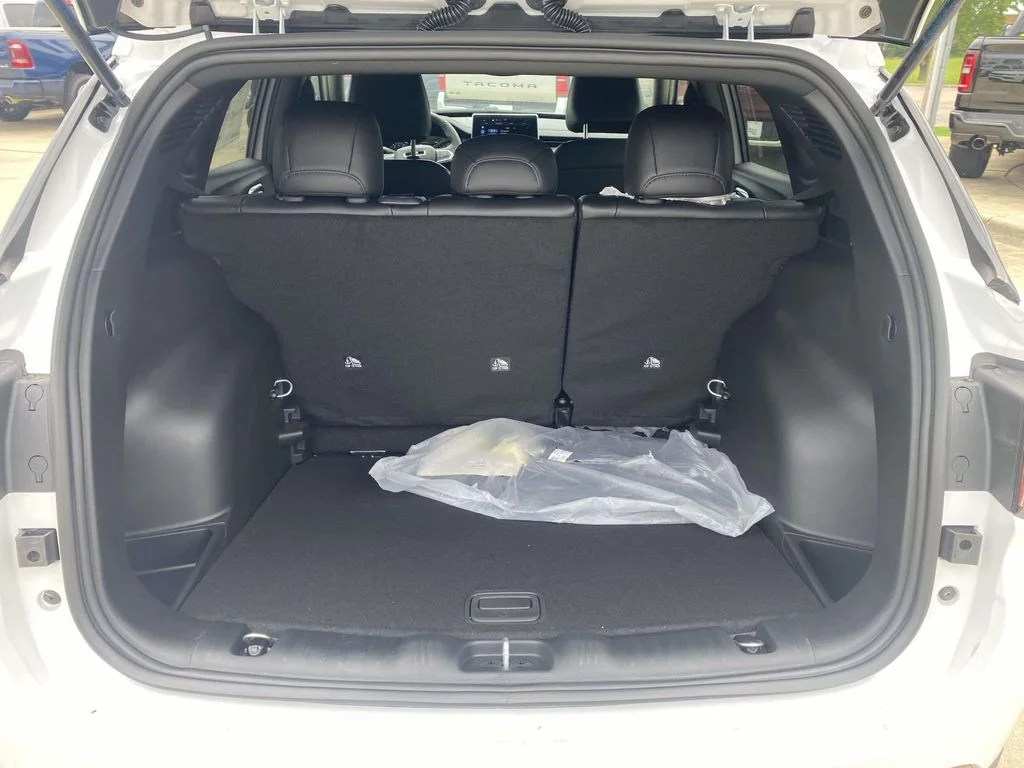 New 2026 Bright White Clear-Coat Exterior Paint Jeep Latitude Altitude image 8