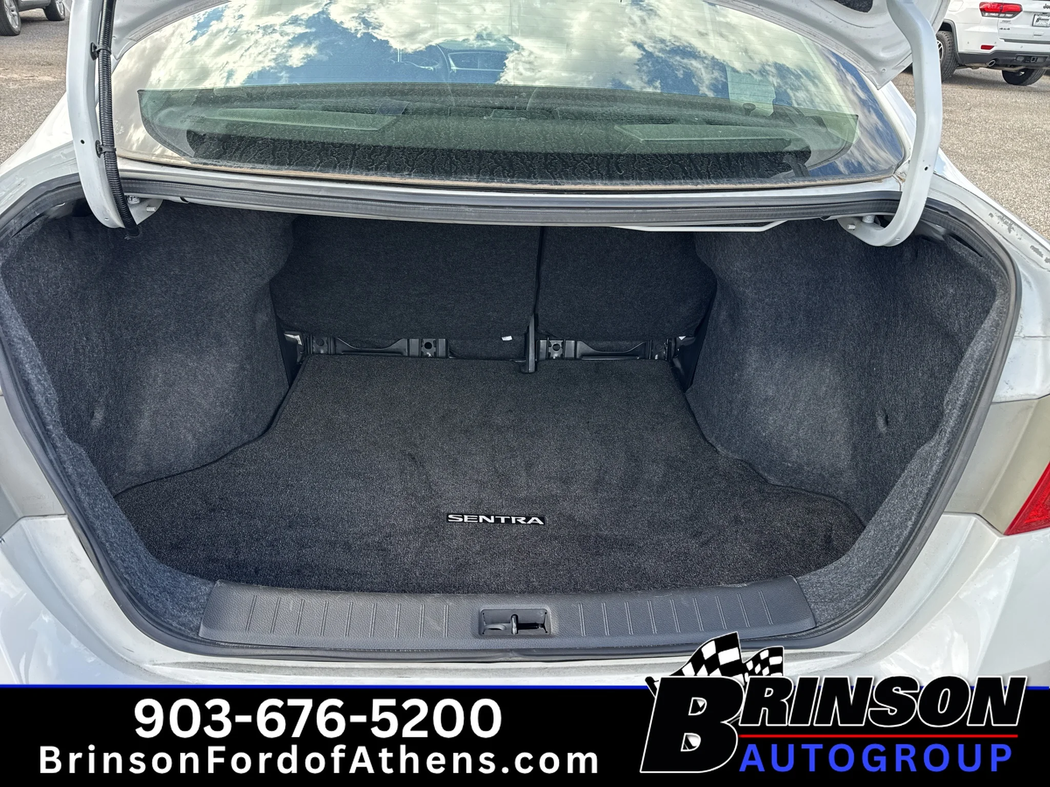 Used 2018 Aspen White Nissan SR image 10