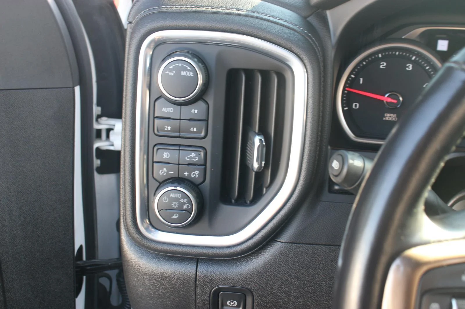 Used 2021 IRIDESCENT PEARL TRICOAT Chevrolet High Country image 21