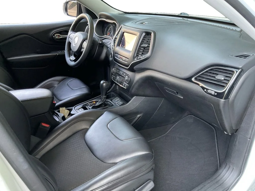 Used 2021 White Jeep Latitude Plus image 30