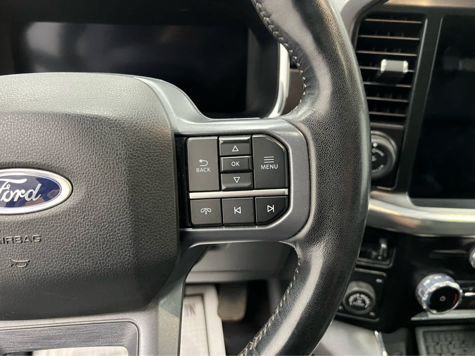 Used 2023 Star White Metallic Tri-Coat Ford LARIAT image 24