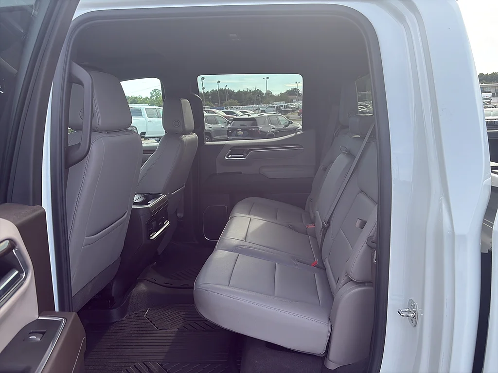 Used 2023 Summit White Chevrolet  image 18