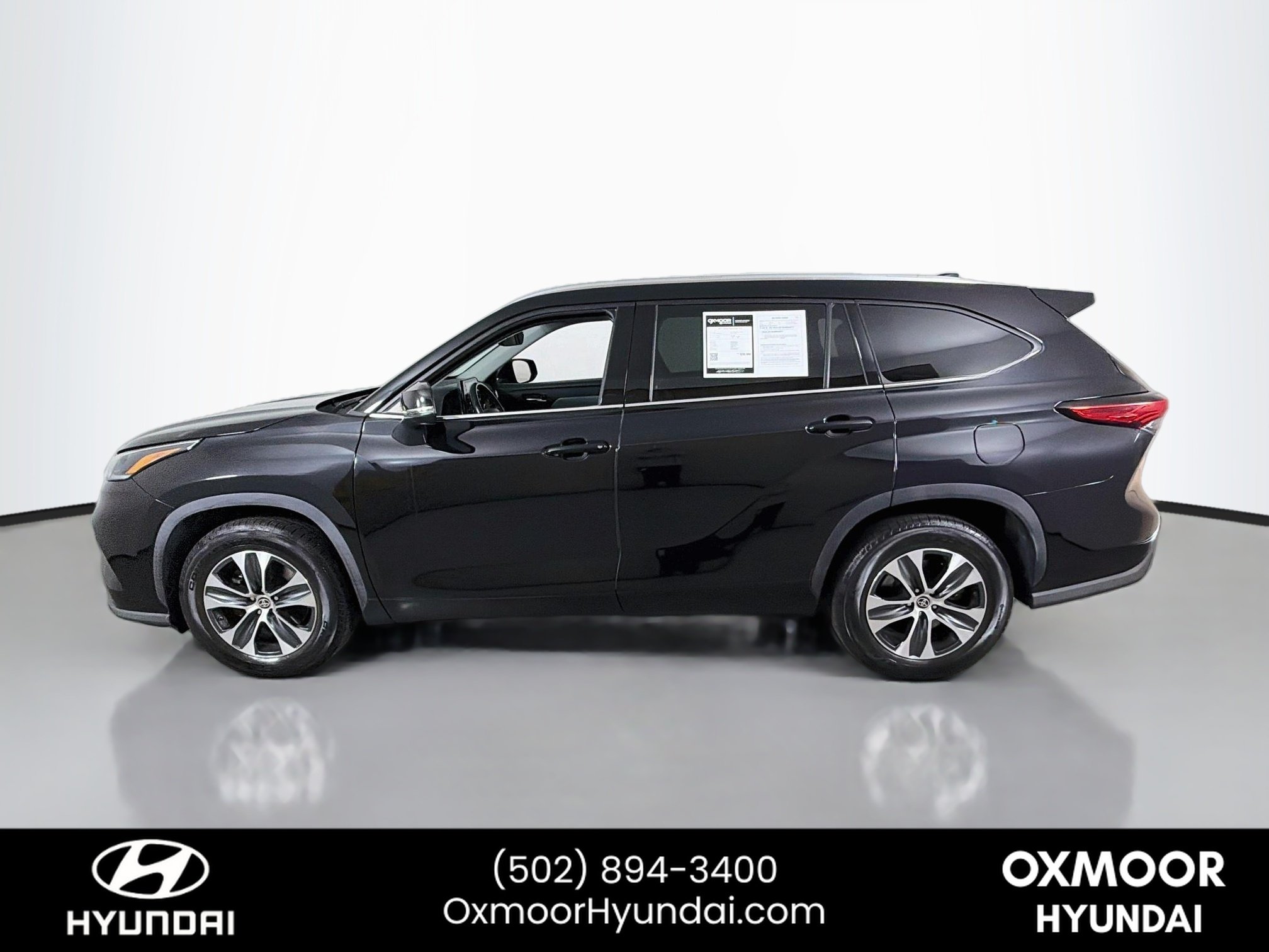 Used 2021 Midnight Black Metallic Toyota XLE image 4
