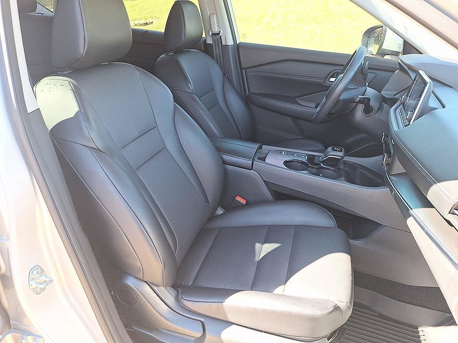 Used 2023 Brilliant Silver Metallic Nissan SV image 21
