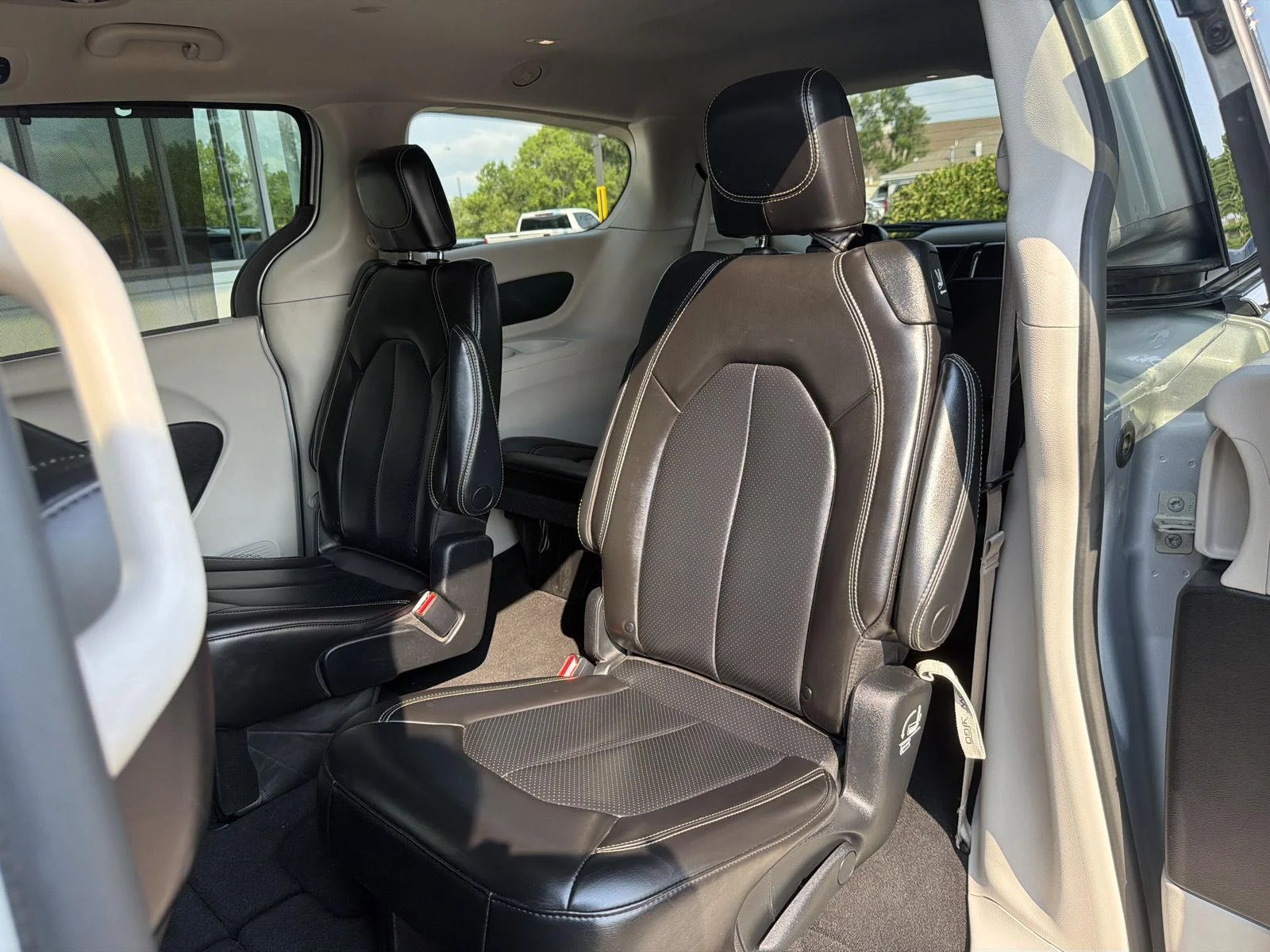 Used 2023 Silver Mist Clearcoat Chrysler Touring L image 38