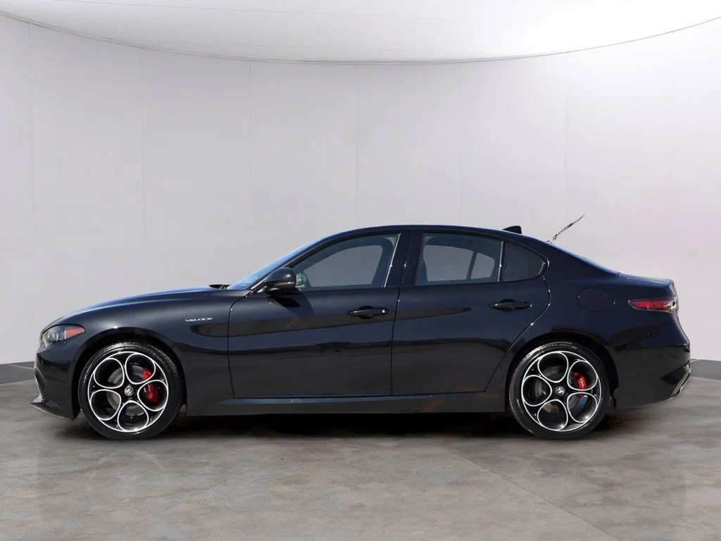 New 2026 Vulcano Black Metallic Alfa Romeo Base image 4