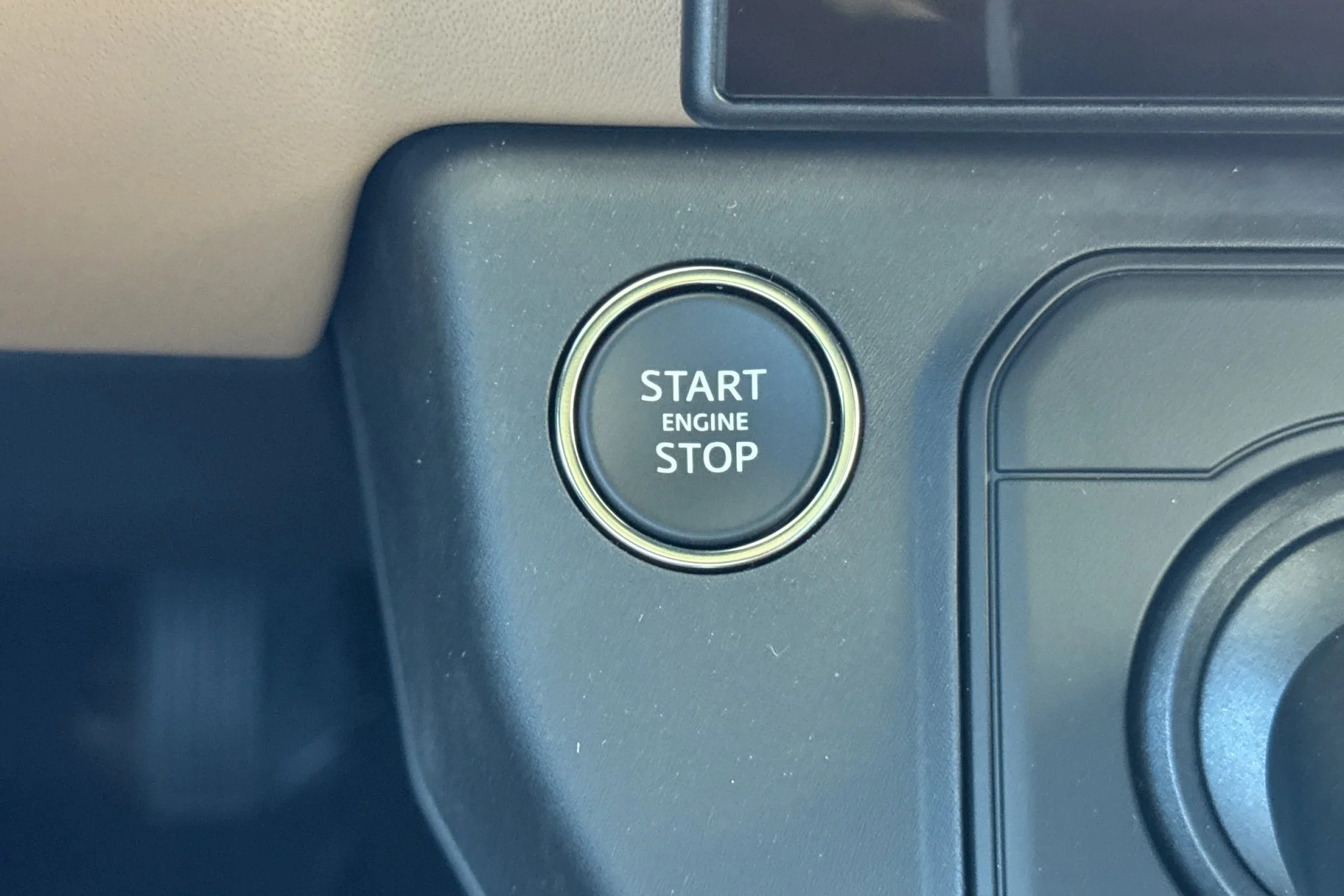 New 2026 Woolstone Green Land Rover X-Dynamic SE image 25