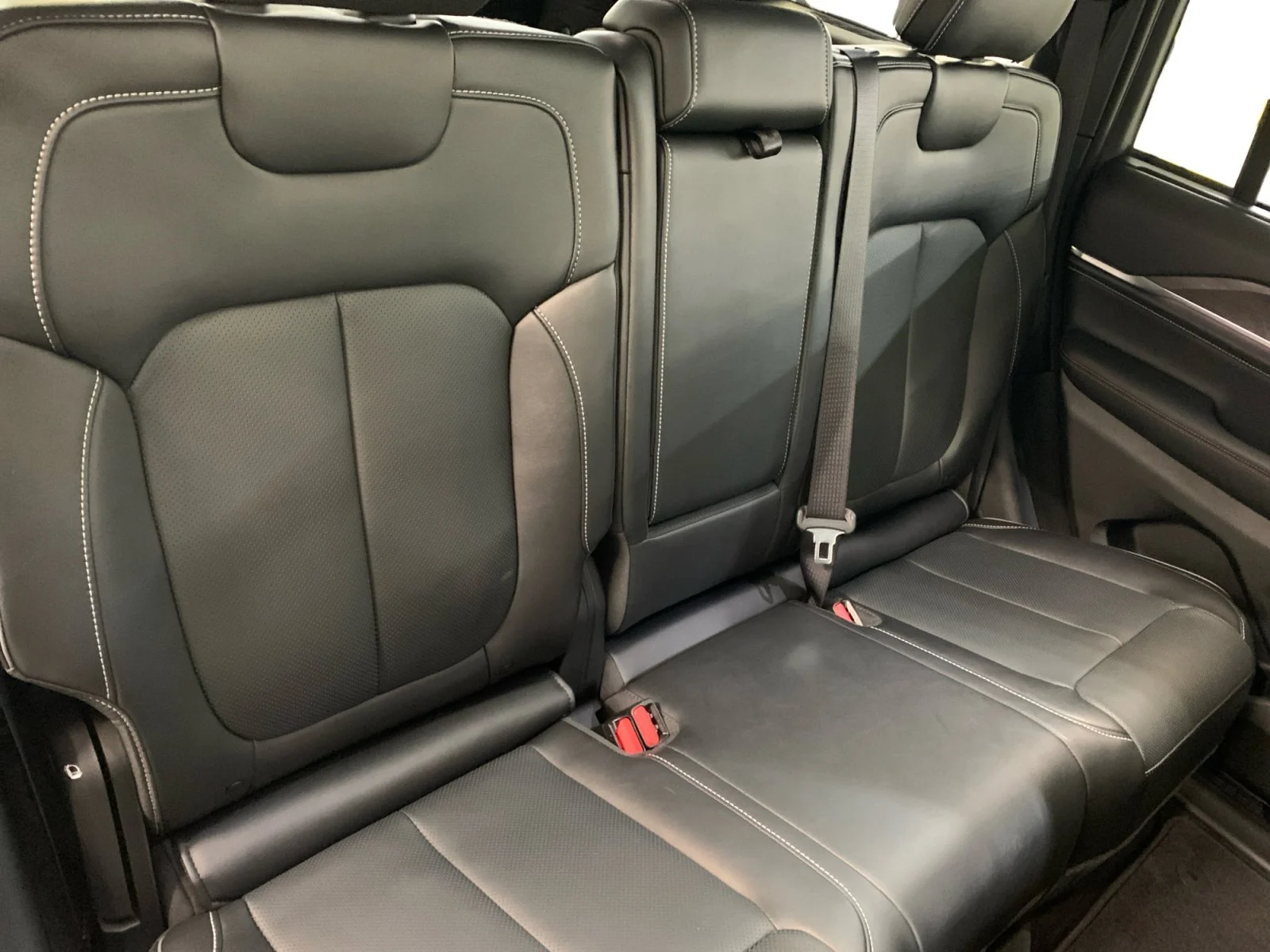 Used 2025 Diamond Black Crystal Pearl Jeep Overland image 18
