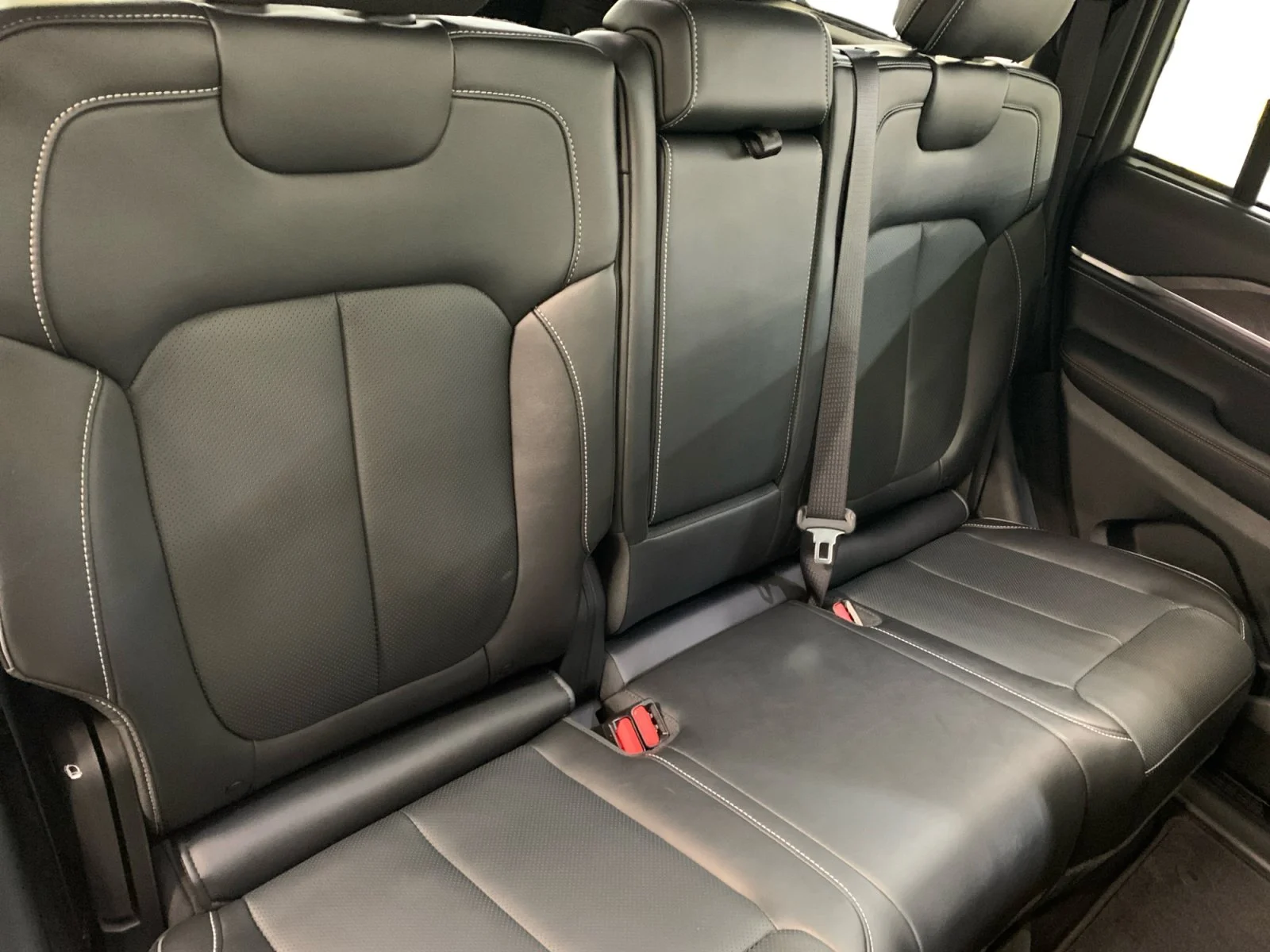Used 2025 Diamond Black Crystal Pearl Jeep Overland image 18