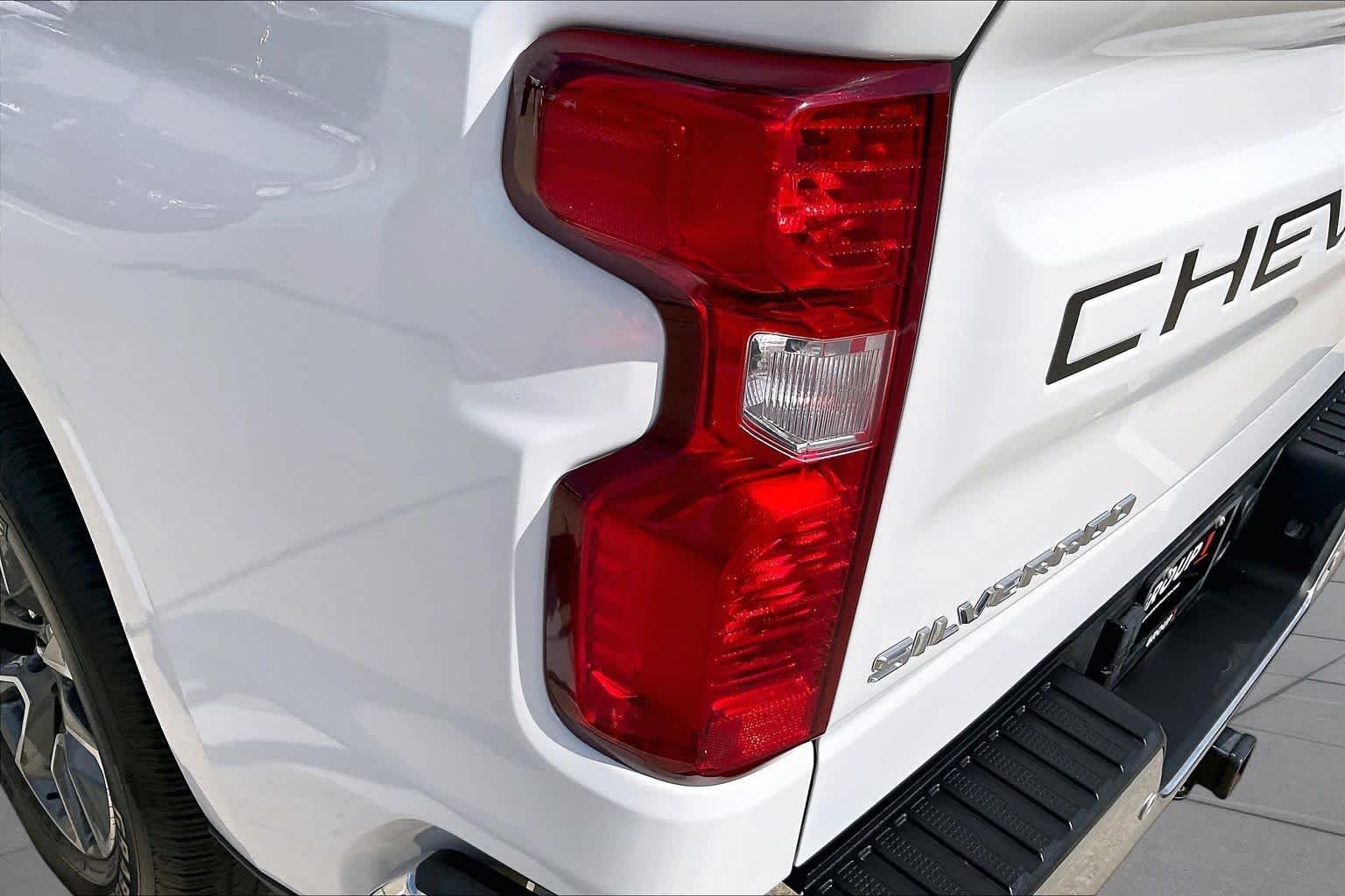 Used 2024 Summit White Chevrolet LT image 27