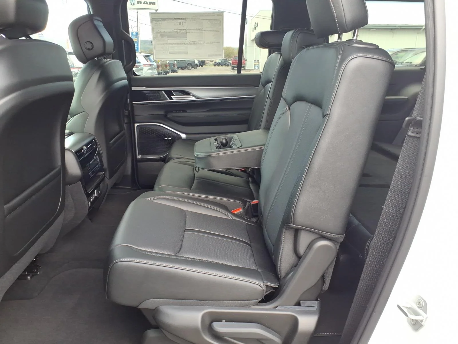 New 2026 Bright White Clear-Coat Exterior Paint Jeep Limited Altitude image 7