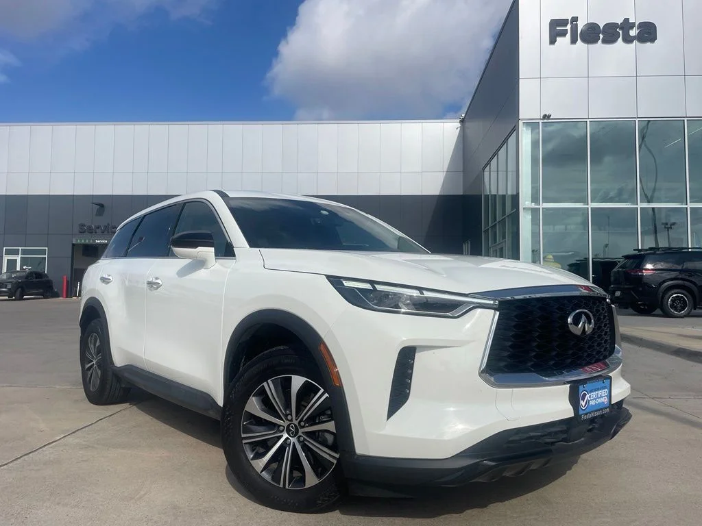 Used 2025 White INFINITI PURE image 1