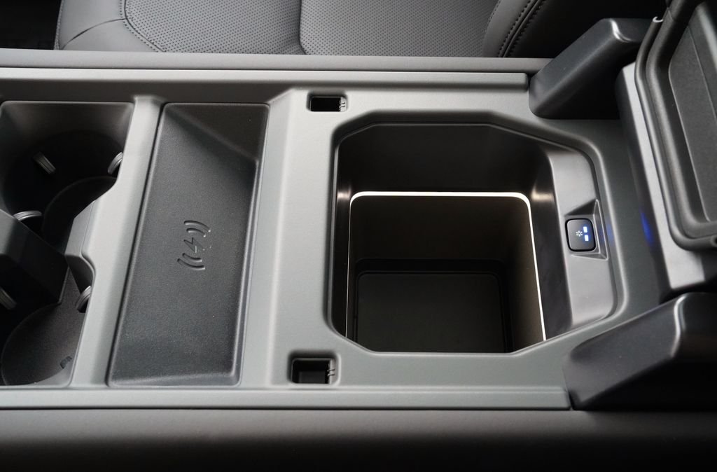 New 2026 Fuji White Land Rover X-Dynamic SE image 31