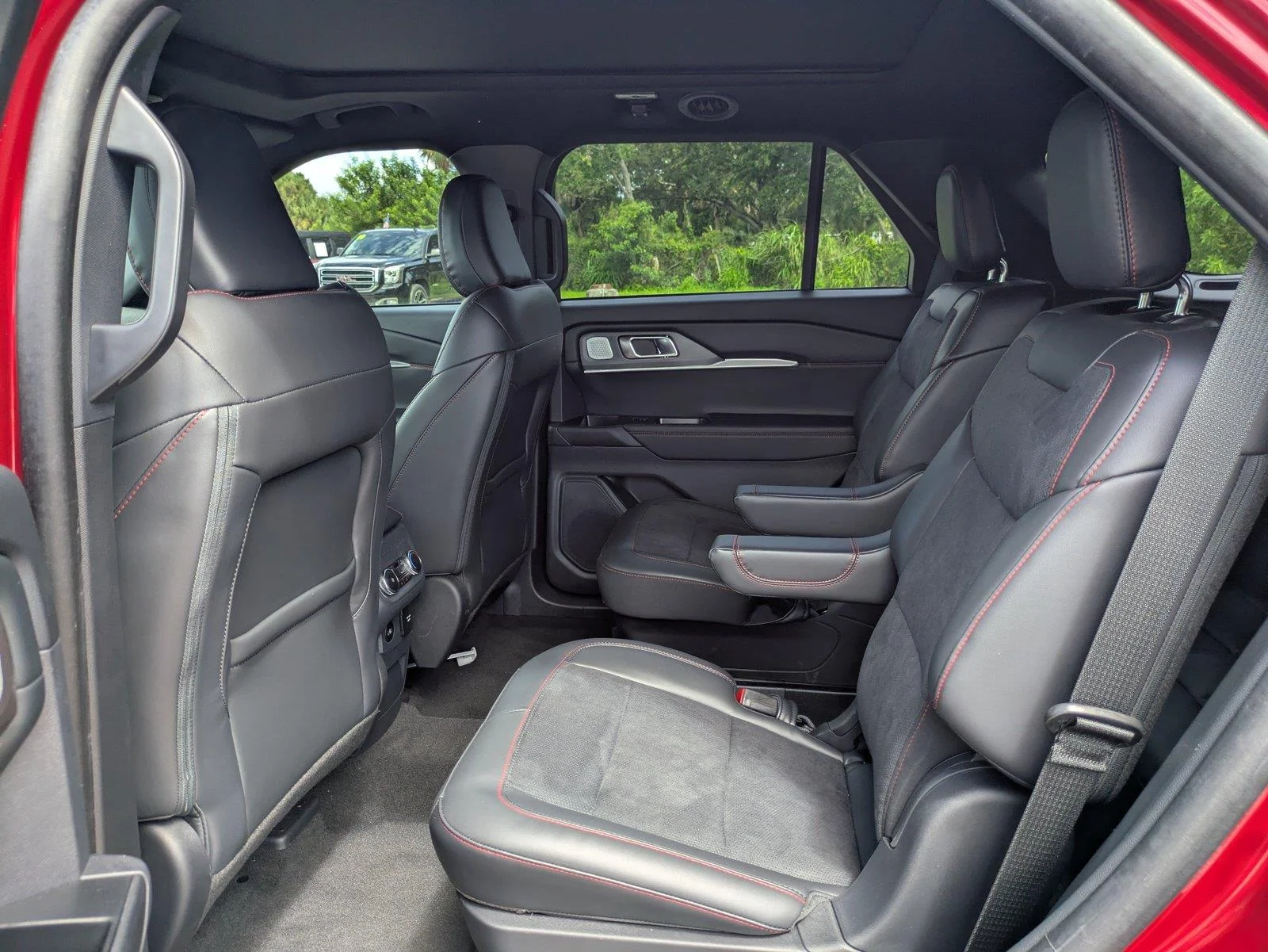 2025 Ford Explorer ST - Photo 14