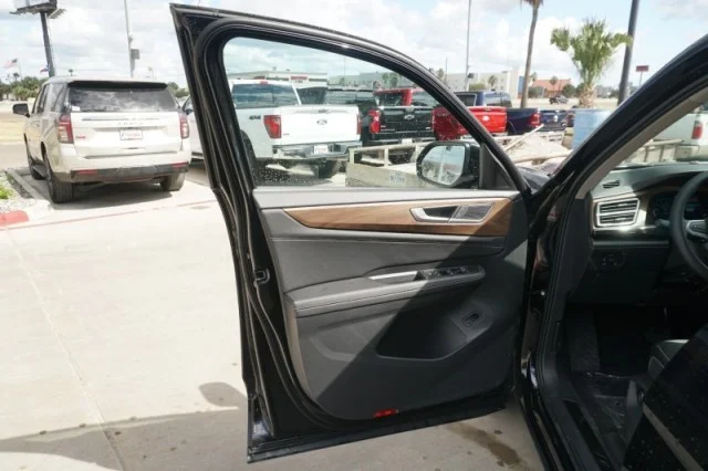 New 2026 Deep Black Pearl Volkswagen 2.0T SE w/Technology image 14